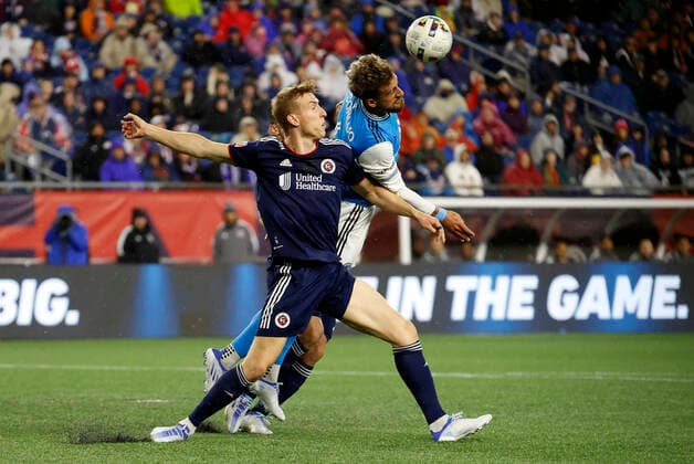 FOXBOROUGH, MA - APRIL 16: Charlotte FC center back Guzm‡n Corujo (4) heads the ball from New England Revolution forward Adam Buksa (9) during a match between the New England Revolution and Charlotte FC on April16, 2022, at Gillette Stadium in Foxborough, Massachusetts. (Photo by Fred Kfoury III Icon Sportswire) SOCCER: APR 16 MLS, Fussball Herren, USA - Charlotte FC at New England Revolution Icon482220416073