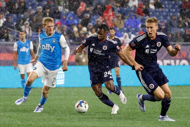 FOXBOROUGH, MA - APRIL 16: New England Revolution midfielder DeJuan Jones (24) drives through a downpour during a match between the New England Revolution and Charlotte FC on April16, 2022, at Gillette Stadium in Foxborough, Massachusetts. (Photo by Fred Kfoury III Icon Sportswire) SOCCER: APR 16 MLS, Fussball Herren, USA - Charlotte FC at New England Revolution Icon482220416075