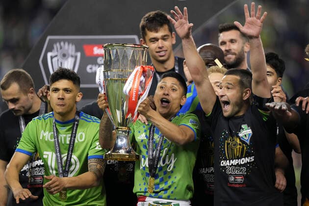 Bilder des Jahres 2022, Sport 05 Mai Sport Themen der Woche KW18 Sport Bilder des Tages SEATTLE, WA - MAY 04: Seattle Sounders forward Fredy Montero (12), Sounders forward Raul Ruidiaz (9) and Sounders midfielder Nicolas Lodeiro (10) celebrate their victory in the CONCACAF Champions League Final between the Seattle Sounders and Pumas UNAM on May 4, 2022 at Lumen Field in Seattle, WA. (Photo by Jeff Halstead Icon Sportswire) SOCCER: MAY 04 CONCACAF Champions League Final - Pumas UNAM at Seattle Sounders Icon220504025