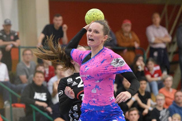 Silje Brons Petersen (TuS Metzingen) vorn und Jenny Choinowski (BSV Sachsen Zwickau) hinten, BSV Sachsen Zwickau vs. TuS Metzingen, 1. Handball-Bundesliga, Frauen, 04.05.2022, BSV Sachsen Zwickau vs. TuS Metzingen, 1. Handball-Bundesliga, Frauen, 04.05.2022 Zwickau Copyright: xBertxHarzer xEibner-xPressefotox