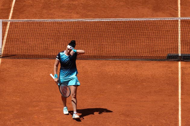 May 5, 2022, MADRID, MADRID, SPAIN: Ons Jabeur of Tunisia in action against Ekaterina Alexandrova of Russia during the Mutua Madrid Open 2022 celebrated at La Caja Magica on May 05, 2022, in Madrid, Spain. MADRID SPAIN - ZUMAa181 20220505_zaa_a181_157 Copyright: xOscarxJ.xBarrosox