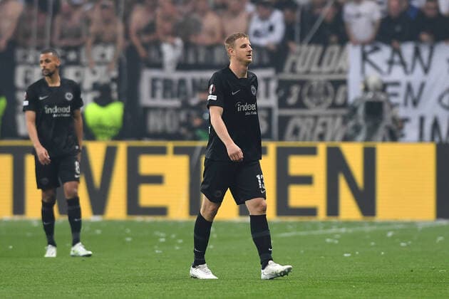 Sport Bilder des Tages Fußball Europa League Halbfinale Eintracht Frankfurt - West Ham United am 05.05.2022 im Deutsche Bank Park in Frankfurt Martin Hinteregger ( Frankfurt ) verlässt verletzt den Platz Verletzung