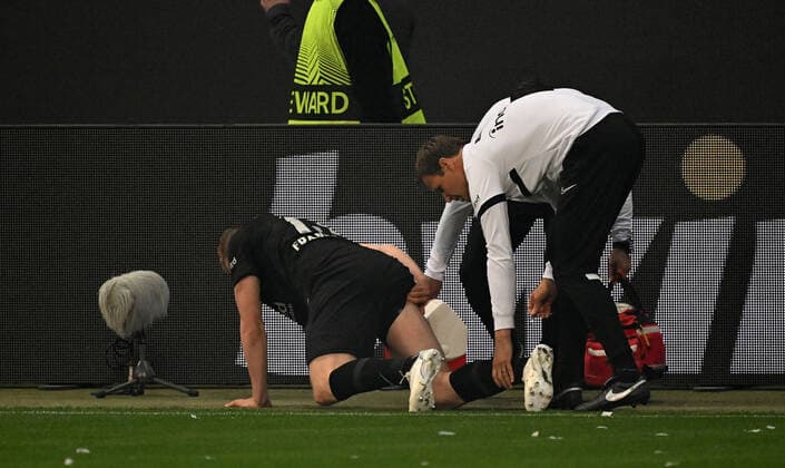 05.05.2022, xjhx, Fussball UEFA Europa League 1 2 Finale , Eintracht Frankfurt - West Ham United emspor, v.l. Martin Hinteregger (Eintracht Frankfurt) zautz verletzt Verletzung Schmerzen am Boden (DFL DFB REGULATIONS PROHIBIT ANY USE OF PHOTOGRAPHS as IMAGE SEQUENCES and or QUASI-VIDEO) Frankfurt