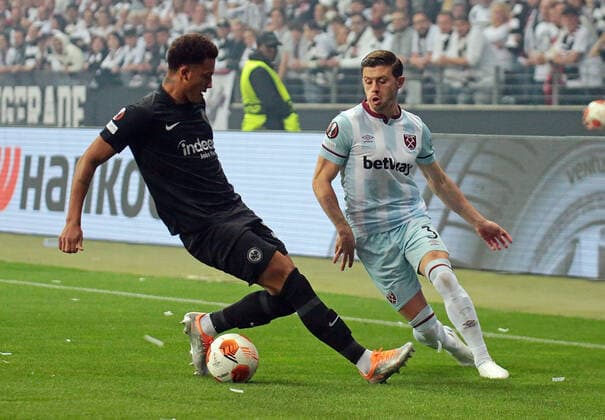 05.05.2022, xovx, Fußball UEFA Europa League, Halbfinale, Eintracht Frankfurt - West Ham United v.l. Tuta (Eintracht Frankfurt), Aaron Cresswell (West Ham United) emspor Frankfurt