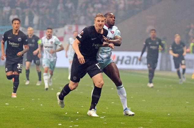 05.05.2022, xovx, Fußball UEFA Europa League, Halbfinale, Eintracht Frankfurt - West Ham United v.l. Martin Hinteregger (Eintracht Frankfurt), Michail Antonio (West Ham United) emspor Frankfurt