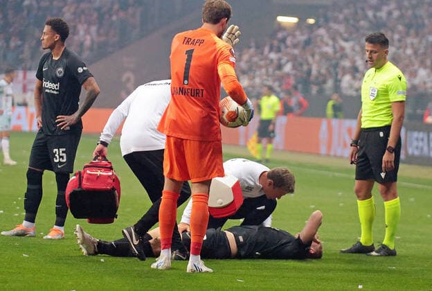 05.05.2022, xovx, Fußball UEFA Europa League, Halbfinale, Eintracht Frankfurt - West Ham United Martin Hinteregger (Eintracht Frankfurt) verletzt am Boden., emspor Frankfurt