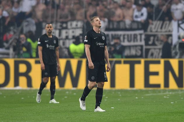 Fußball Europa League Halbfinale Eintracht Frankfurt - West Ham United am 05.05.2022 im Deutsche Bank Park in Frankfurt Martin Hinteregger ( Frankfurt ) verlässt verletzt den Platz Verletzung