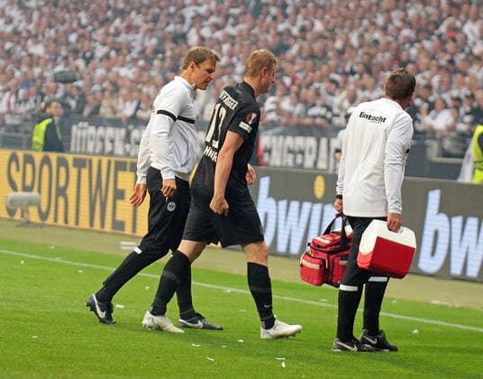 05.05.2022, xovx, Fußball UEFA Europa League, Halbfinale, Eintracht Frankfurt - West Ham United Martin Hinteregger (Eintracht Frankfurt) verletzt emspor Frankfurt