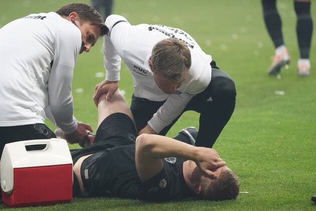 Martin Hinteregger (Eintracht Frankfurt) ist verletzt und hat Schmerzen, muss ausgewechselt werden - Frankfurt 05.05.2022: Eintracht Frankfurt vs. West Ham United, UEFA Europa League, Halbfinale Rückspiel
