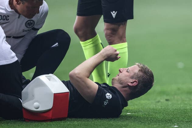 Eintracht Frankfurt - West Ham United, UEFA Europa League Verletzung bei Martin Hinteregger (Eintracht Frankfurt, 13). Halbfinal-Rückspiel der UEFA Europa League zwischen Eintracht Frankfurt und West Ham United am 5. Mai 2022 im Deutsche Bank Park in Frankfurt am Main., Frankfurt am Main Hessen Deutschland Deutsche Bank Park