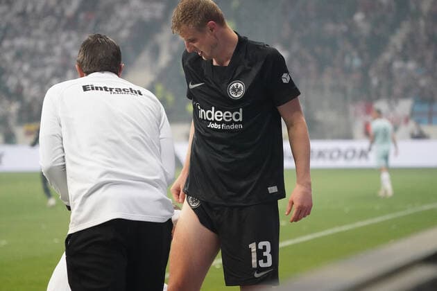 Martin Hinteregger (Eintracht Frankfurt) ist verletzt und muss raus - Frankfurt 05.05.2022: Eintracht Frankfurt vs. West Ham United, UEFA Europa League, Halbfinale Rückspiel
