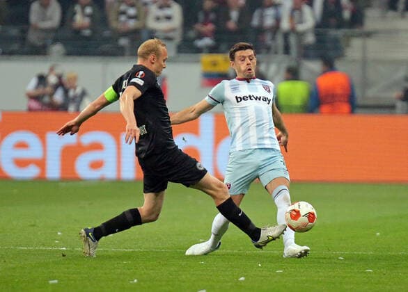 05.05.2022, xovx, Fußball UEFA Europa League, Halbfinale, Eintracht Frankfurt - West Ham United v.l. Sebastian Rode (Eintracht Frankfurt), Aaron Cresswell (West Ham United) emspor Frankfurt