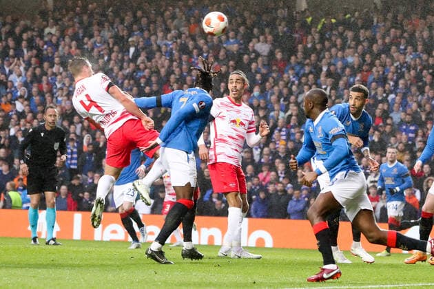 Glasgow Rangers - RB Leipzig 05.05.2022 Glasgow, 05.05.2022, Ibrox Stadium, Fussball, Saison 2021 2022, Europa League, Halbfinale, Glasgow Rangers - RB Leipzig , Im Bild: Kopfballchance Willi Orban (4, RB Leipzig) UEFA regulations prohibit any use of photographs as image sequences and or quasi-video.
