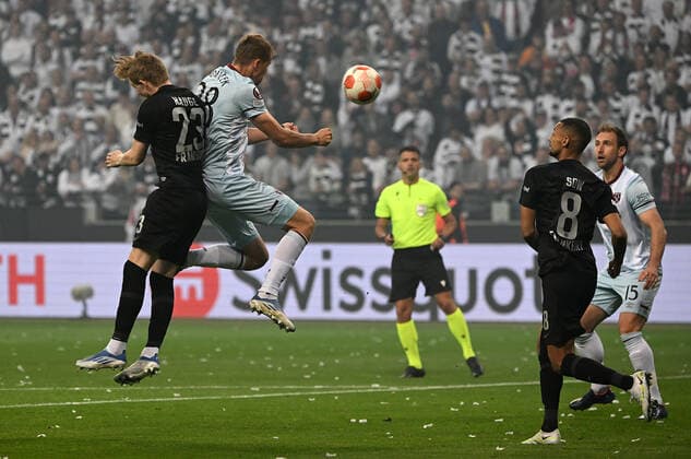 05.05.2022, xjhx, Fussball UEFA Europa League 1 2 Finale , Eintracht Frankfurt - West Ham United emspor, v.l. Jens Petter Hauge (Eintracht Frankfurt) Tomas Soucek (West Ham United) Zweikampf, Aktion, action, battle for the ball (DFL DFB REGULATIONS PROHIBIT ANY USE OF PHOTOGRAPHS as IMAGE SEQUENCES and or QUASI-VIDEO) Frankfurt