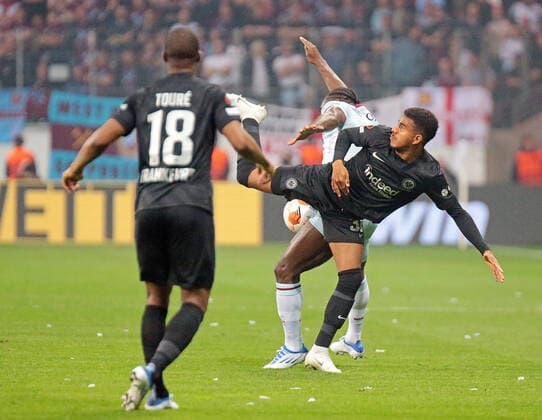 05.05.2022, xovx, Fußball UEFA Europa League, Halbfinale, Eintracht Frankfurt - West Ham United v.l. Almamy Toure (Eintracht Frankfurt), Michail Antonio (West Ham United), Ansgar Knauff (Eintracht Frankfurt) emspor Frankfurt