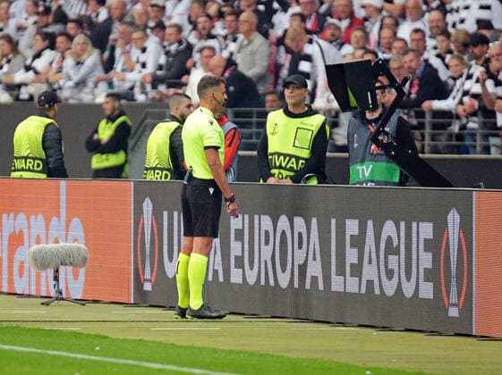 05.05.2022, xovx, Fußball UEFA Europa League, Halbfinale, Eintracht Frankfurt - West Ham United Schiedsrichter Jesus Gil Manzano (Spanien) am Videoschirm emspor Frankfurt