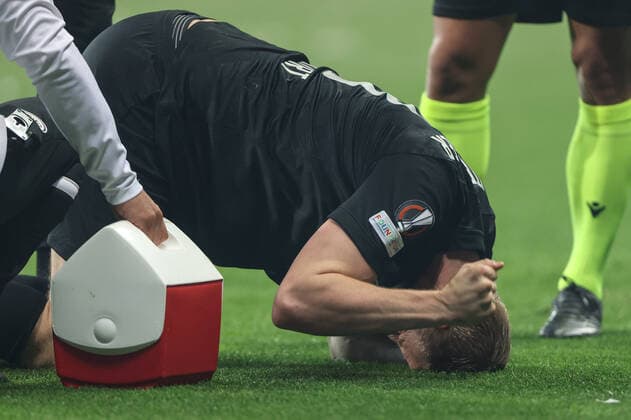 Eintracht Frankfurt - West Ham United, UEFA Europa League Verletzung bei Martin Hinteregger (Eintracht Frankfurt, 13). Halbfinal-Rückspiel der UEFA Europa League zwischen Eintracht Frankfurt und West Ham United am 5. Mai 2022 im Deutsche Bank Park in Frankfurt am Main., Frankfurt am Main Hessen Deutschland Deutsche Bank Park