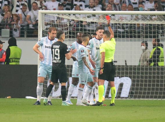 05.05.2022, xovx, Fußball UEFA Europa League, Halbfinale, Eintracht Frankfurt - West Ham United rote Karte von Schiedsrichter Jesus Gil Manzano (Spanien) an Aaron Cresswell (West Ham United) emspor Frankfurt
