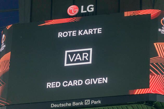 UEFA Europa League, Eintracht Frankfurt vs. West Ham United, Deutsche Bank Park, Frankfurt, 05.05.2022 Symbolbild VAR Check, rote Karte, red card given, Eintracht Frankfurt vs. West Ham United, Frankfurt, Deutsche Bank Park, 5.5.2022 Copyright: xBEAUTIFULxSPORTS Gawlikx