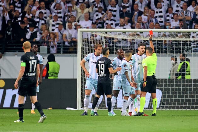 Frankfurt, Deutschland 05. Mai 2022: Europa League - 1 2 Finale - 2021 2022 - Eintracht Frankfurt vs. West Ham United Schiedsrichter Jesus Gil Manzano (Spanien) zeigt Aaron Cresswell (West Ham) die rote Karte. Deutsche Bank Park Hessen Copyright: xFotostandx xRacochax