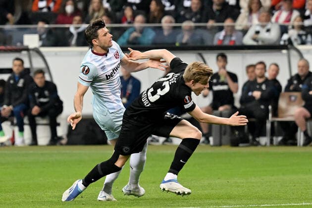 Frankfurt, Deutsche Bank Park, 05.05.22, GER, Herren, UEFA Europa League, Saison 2021-2022, Eintracht Frankfurt - West Ham United Bild: v. li. im Zweikampf Aaron Cresswell (West Ham United) und Jens Petter Hauge (Frankfurt). Rot, rote Karte Aaron Cresswell (West Ham United) Nur fuer journalistische Zwecke! Only for editorial use! Gemaess den Vorgaben der DFL Deutsche Fußball Liga ist es untersagt, in dem Stadion und oder vom Spiel angefertigte Fotoaufnahmen in Form von Sequenzbildern und oder videoaehnlichen Fotostrecken zu verwerten bzw. verwerten zu lassen. DFL regulations prohibit any use of photographs as image sequences and or quasi-video. Hessen Deutschland
