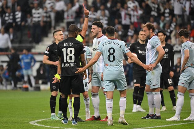Sport Bilder des Tages Frankfurt, Deutsche Bank Park, 05.05.22, GER, Herren, UEFA Europa League, Saison 2021-2022, Eintracht Frankfurt - West Ham United Bild: Rot, rote Karte Aaron Cresswell (West Ham United) Nur fuer journalistische Zwecke! Only for editorial use! Gemaess den Vorgaben der DFL Deutsche Fußball Liga ist es untersagt, in dem Stadion und oder vom Spiel angefertigte Fotoaufnahmen in Form von Sequenzbildern und oder videoaehnlichen Fotostrecken zu verwerten bzw. verwerten zu lassen. DFL regulations prohibit any use of photographs as image sequences and or quasi-video. Hessen Deutschland