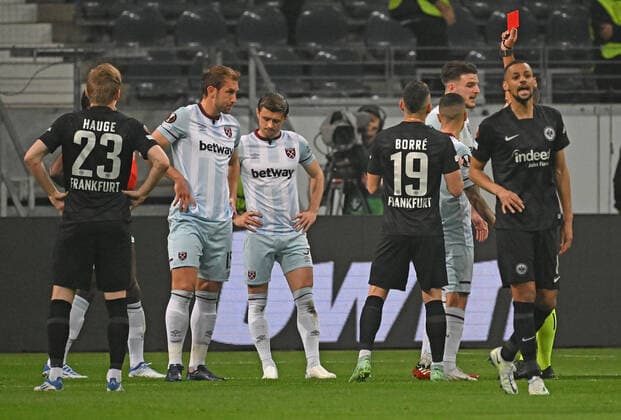 05.05.2022, xjhx, Fussball UEFA Europa League 1 2 Finale , Eintracht Frankfurt - West Ham United emspor, v.l. Schiedsrichter Jesus Gil Manzano (Spanien) zeigt Aaron Cresswell (West Ham United) die rote Karte (DFL DFB REGULATIONS PROHIBIT ANY USE OF PHOTOGRAPHS as IMAGE SEQUENCES and or QUASI-VIDEO) Frankfurt