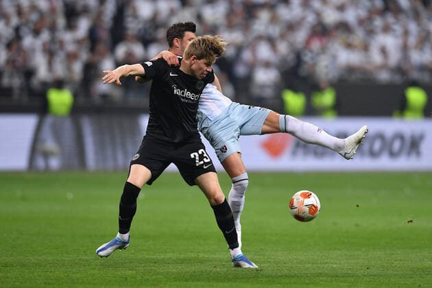 Fußball Europa League Halbfinale Eintracht Frankfurt - West Ham United am 05.05.2022 im Deutsche Bank Park in Frankfurt Jens Petter Hauge ( Frankfurt ), vorne - Aaron Cresswell ( West Ham ), hinten