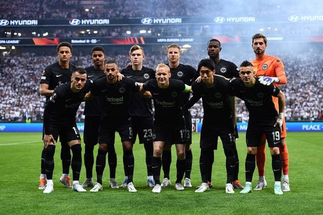 Fußball Europa League Halbfinale Eintracht Frankfurt - West Ham United am 05.05.2022 im Deutsche Bank Park in Frankfurt Mannschaftsfoto Teamfoto Eintracht Frankfurt Hintere Reihe v.l.n.r.: Tuta - Ansgar Knauff - Jens Petter Hauge - Martin Hinteregger - Evan Ndicka - Kevin Trapp Vordere Reihe v.l.n.r.: Filip Kostic - Djibril Sow - Sebastian Rode - Daichi Kamada - Rafael Borre
