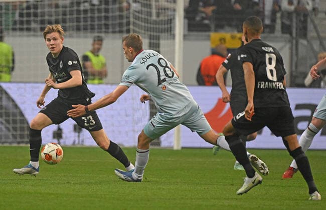 05.05.2022, xjhx, Fussball UEFA Europa League 1 2 Finale , Eintracht Frankfurt - West Ham United emspor, v.l. Jens Petter Hauge (Eintracht Frankfurt) Tomas Soucek (West Ham United) Zweikampf, Aktion, action, battle for the ball (DFL DFB REGULATIONS PROHIBIT ANY USE OF PHOTOGRAPHS as IMAGE SEQUENCES and or QUASI-VIDEO) Frankfurt