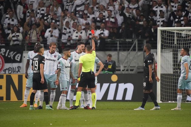 Foul von Aaron Cresswell (West Ham United) gegen Jens Petter Hauge (Eintracht Frankfurt) führt zur Roten Karte gegen Aaron Cresswell (West Ham United) - Frankfurt 05.05.2022: Eintracht Frankfurt vs. West Ham United, UEFA Europa League, Halbfinale Rückspiel