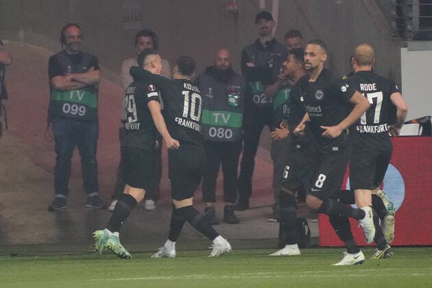 Rafael Santos Borre (Eintracht Frankfurt) erzielt das Tor zum 1:0 und jubelt - Frankfurt 05.05.2022: Eintracht Frankfurt vs. West Ham United, UEFA Europa League, Halbfinale Rückspiel