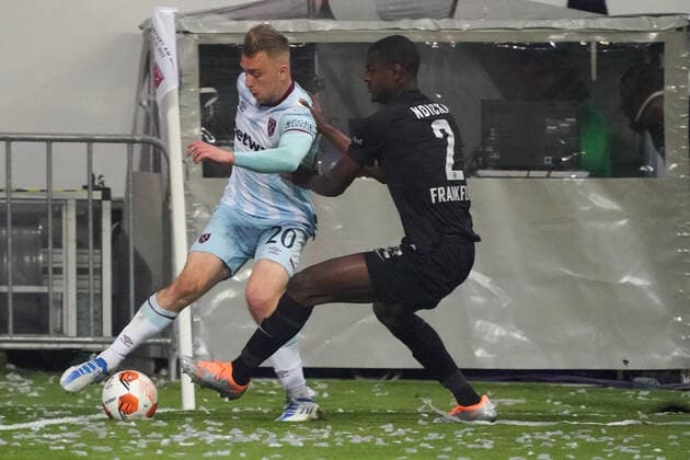 Jarrod Bowen (West Ham United) gegen Evan Ndicka (Eintracht Frankfurt) - Frankfurt 05.05.2022: Eintracht Frankfurt vs. West Ham United, UEFA Europa League, Halbfinale Rückspiel