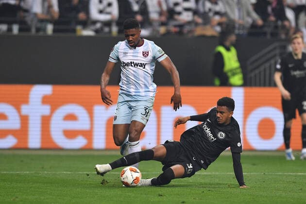 Fußball Europa League Halbfinale Eintracht Frankfurt - West Ham United am 05.05.2022 im Deutsche Bank Park in Frankfurt Ben Johnson ( West Ham ), links - Ansgar Knauff ( Frankfurt ), rechts