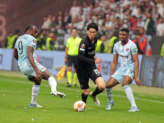 05.05.2022, xovx, Fußball UEFA Europa League, Halbfinale, Eintracht Frankfurt - West Ham United v.l. Michail Antonio (West Ham United), Daichi Kamada (Eintracht Frankfurt), Ben Johnson (West Ham United) emspor Frankfurt