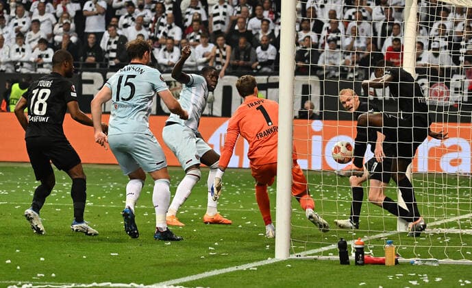 05.05.2022, xjhx, Fussball UEFA Europa League 1 2 Finale , Eintracht Frankfurt - West Ham United emspor, v.l. Evan Ndicka N Dicka N«Dicka (Eintracht Frankfurt) klaert auf der Linie (DFL DFB REGULATIONS PROHIBIT ANY USE OF PHOTOGRAPHS as IMAGE SEQUENCES and or QUASI-VIDEO) Frankfurt