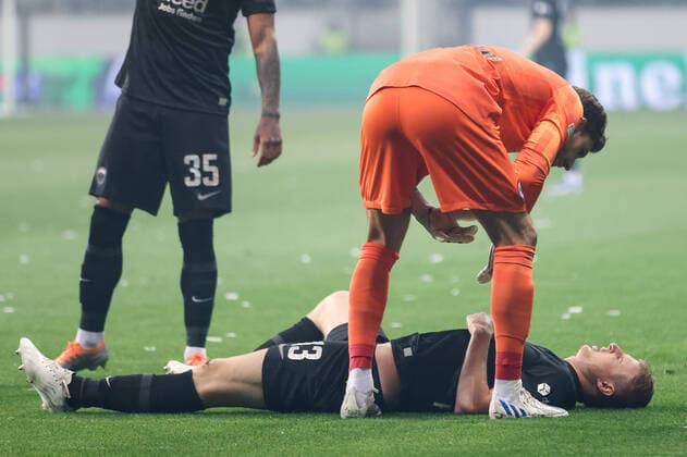 Eintracht Frankfurt - West Ham United, UEFA Europa League Verletzung bei Martin Hinteregger (Eintracht Frankfurt, 13). Torwart Kevin Trapp (Eintracht Frankfurt, 1) kümmert sich um ihn. Halbfinal-Rückspiel der UEFA Europa League zwischen Eintracht Frankfurt und West Ham United am 5. Mai 2022 im Deutsche Bank Park in Frankfurt am Main., Frankfurt am Main Hessen Deutschland Deutsche Bank Park