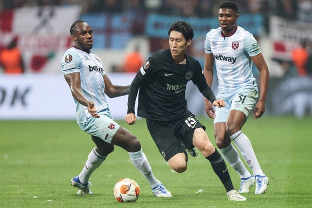Eintracht Frankfurt - West Ham United, UEFA Europa League Daichi Kamada (Eintracht Frankfurt, 15) vor Michail Antonio (West Ham United, 9) und Ben Johnson (West Ham United, 31). Halbfinal-Rückspiel der UEFA Europa League zwischen Eintracht Frankfurt und West Ham United am 5. Mai 2022 im Deutsche Bank Park in Frankfurt am Main., Frankfurt am Main Hessen Deutschland Deutsche Bank Park