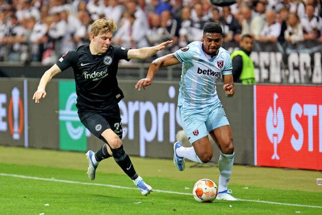 Frankfurt, Deutschland 05. Mai 2022: Europa League - 1 2 Finale - 2021 2022 - Eintracht Frankfurt vs. West Ham United v. li. im Zweikampf Jens Hauge (Frankfurt) gegen Ben Johnson (West Ham). Deutsche Bank Park Hessen Copyright: xFotostandx xRacochax