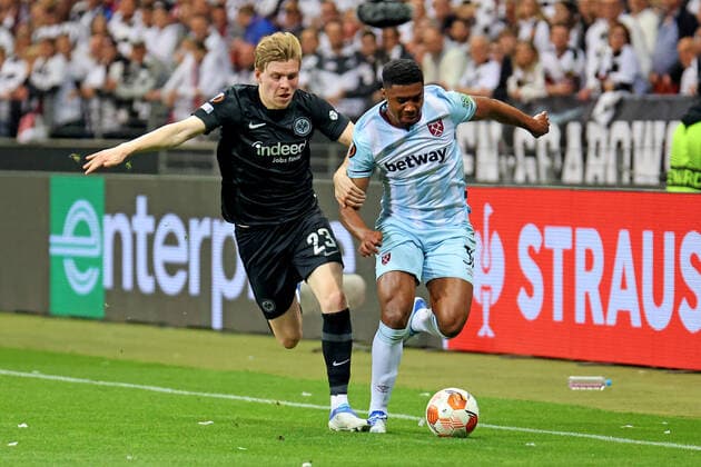 Frankfurt, Deutschland 05. Mai 2022: Europa League - 1 2 Finale - 2021 2022 - Eintracht Frankfurt vs. West Ham United v. li. im Zweikampf Jens Hauge (Frankfurt) gegen Ben Johnson (West Ham). Deutsche Bank Park Hessen Copyright: xFotostandx xRacochax