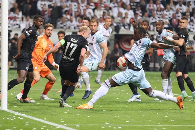 Eintracht Frankfurt - West Ham United, UEFA Europa League Michail Antonio (West Ham United, 9) vor dem Tor von Torwart Kevin Trapp (Eintracht Frankfurt, 1). Sebastian Rode (Eintracht Frankfurt, 17). Halbfinal-Rückspiel der UEFA Europa League zwischen Eintracht Frankfurt und West Ham United am 5. Mai 2022 im Deutsche Bank Park in Frankfurt am Main., Frankfurt am Main Hessen Deutschland Deutsche Bank Park