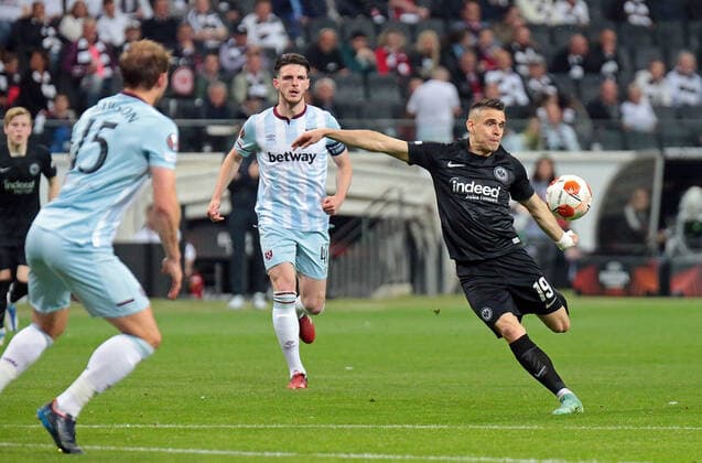 05.05.2022, xovx, Fußball UEFA Europa League, Halbfinale, Eintracht Frankfurt - West Ham United v.l. Craig Dawson (West Ham United), Declan Rice (West Ham United), Rafael Borre (Eintracht Frankfurt) emspor Frankfurt