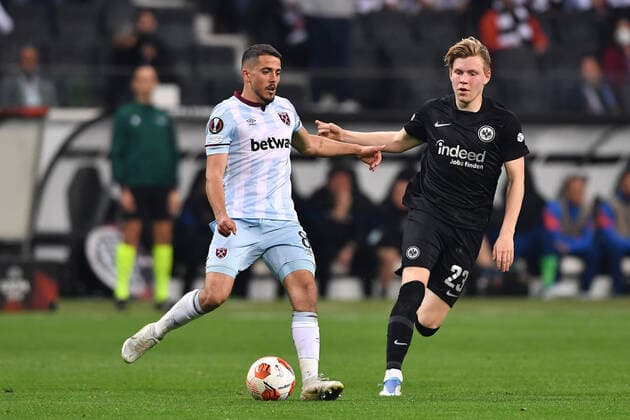 Fußball Europa League Halbfinale Eintracht Frankfurt - West Ham United am 05.05.2022 im Deutsche Bank Park in Frankfurt Pablo Fornals ( West Ham ), links - Jens Petter Hauge ( Frankfurt ), rechts