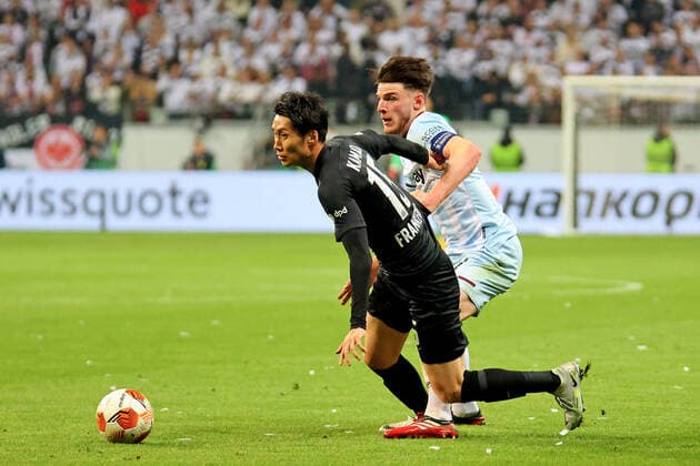 Frankfurt, Deutschland 05. Mai 2022: Europa League - 1 2 Finale - 2021 2022 - Eintracht Frankfurt vs. West Ham United v. li. im Zweikampf Daichi Kamada (Frankfurt) gegen Declan Rice (West Ham). Deutsche Bank Park Hessen Copyright: xFotostandx xRacochax