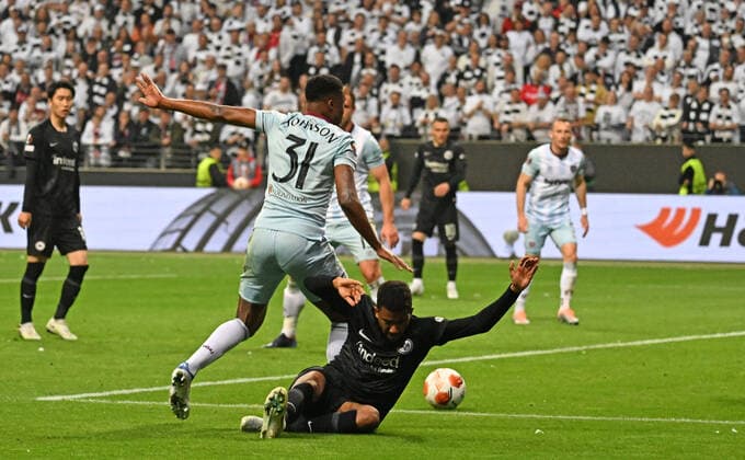 05.05.2022, xjhx, Fussball UEFA Europa League 1 2 Finale , Eintracht Frankfurt - West Ham United emspor, v.l. Ben Johnson (West Ham United) Ansgar Knauff (Eintracht Frankfurt) Zweikampf, Aktion, action, battle for the ball (DFL DFB REGULATIONS PROHIBIT ANY USE OF PHOTOGRAPHS as IMAGE SEQUENCES and or QUASI-VIDEO) Frankfurt