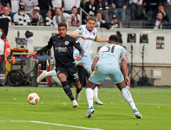 05.05.2022, xovx, Fußball UEFA Europa League, Halbfinale, Eintracht Frankfurt - West Ham United v.l. Ansgar Knauff (Eintracht Frankfurt), Pablo Fornals (West Ham United), Ben Johnson (West Ham United) emspor Frankfurt