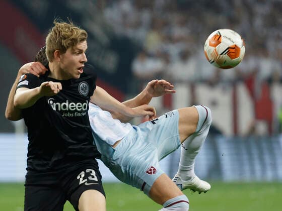 05.05.2022, Fussball, Europa League, Halbfinale, Eintracht Frankfurt - West Ham United, GER, Frankfurt am Main, Deutsche Bank Park Bild: v. li. Fuer dieses Foul von Aaron Cresswell (West Ham United) re. an Jens Petter Hauge (Eintracht Frankfurt) gibt Schiedsrichter Jesus Gil Manzano Aaron Cresswell (West Ham United) nach Videobeweis, VAR, die rote Karte Copyright: HMBxMedia xHeikoxBecker