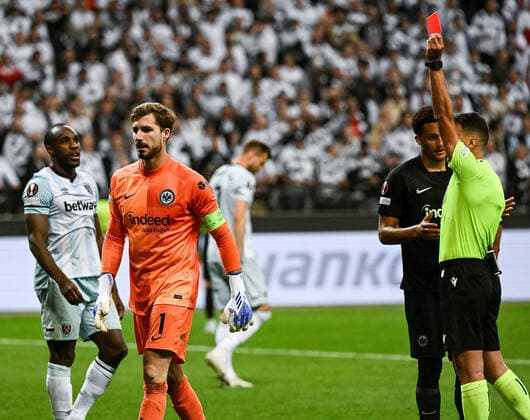 05.05.2022, xpsx, Fussball UEFA Europa League 1 2 Finale, Eintracht Frankfurt - West Ham United v.l. Kevin Trapp (Eintracht Frankfurt) Schiedsrichter Jesus Gil Manzano zieht ausversehen die rote Karte (DFL DFB REGULATIONS PROHIBIT ANY USE OF PHOTOGRAPHS as IMAGE SEQUENCES and or QUASI-VIDEO) emspor Frankfurt