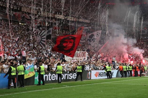 Eintracht Fans stürmen in den Innenraum schon vor dem Schlusspfiff - Frankfurt 05.05.2022: Eintracht Frankfurt vs. West Ham United, UEFA Europa League, Halbfinale Rückspiel