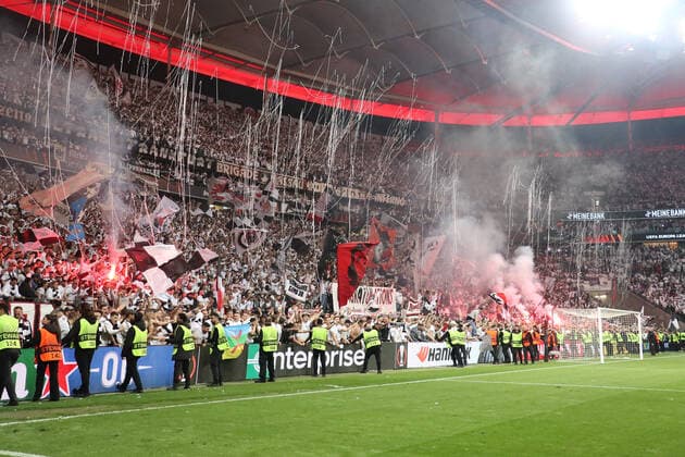 Eintracht Fans stürmen in den Innenraum schon vor dem Schlusspfiff - Frankfurt 05.05.2022: Eintracht Frankfurt vs. West Ham United, UEFA Europa League, Halbfinale Rückspiel